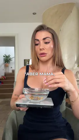 Was Kinder mitbekommen, ist oft mehr, als wir glauben. Sie sehen nicht nur, was wir tun, sondern lernen daraus, wer man sein muss, um “genug” zu sein. Und plötzlich wird aus einer harmlosen Küchenwaage ein Werkzeug für Selbstablehnung. 💔 Wenn dein Kind beginnt, dein Verhalten zu spiegeln – beim Essen, beim Tracken, beim Vermeiden – dann ist es Zeit, hinzuschauen. Nicht aus Schuld. Sondern aus Verantwortung. 🛑 Du darfst aussteigen. Nicht irgendwann. Jetzt. Am 10. Juni um 19 Uhr halte ich eine kostenlose Masterclass. Für Frauen, die rauswollen. Für Frauen, die spüren: So soll mein Kind nicht aufwachsen. Die Lösung existiert. 🎟️ Dein kostenloses Ticket findest du in meiner Bio. #essverhalten #mamaglaubenssätze #körperbild #heilungbeginntbeiuns #intuitivesessen #masterclass #selbstliebe #essstörungverstehen #familiensystem #musterdurchbrechen #achtsamkeit