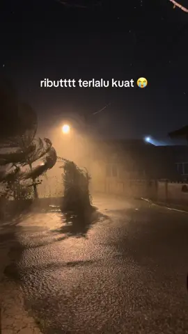 ya Allah terkejut firstime ribut kilat kuat macam ni 😭 takuttt 😭 habis rumah semua masuk air. semoga dipermudahkan segalanya ☺️ #ribut #melaka #banjirkilat 