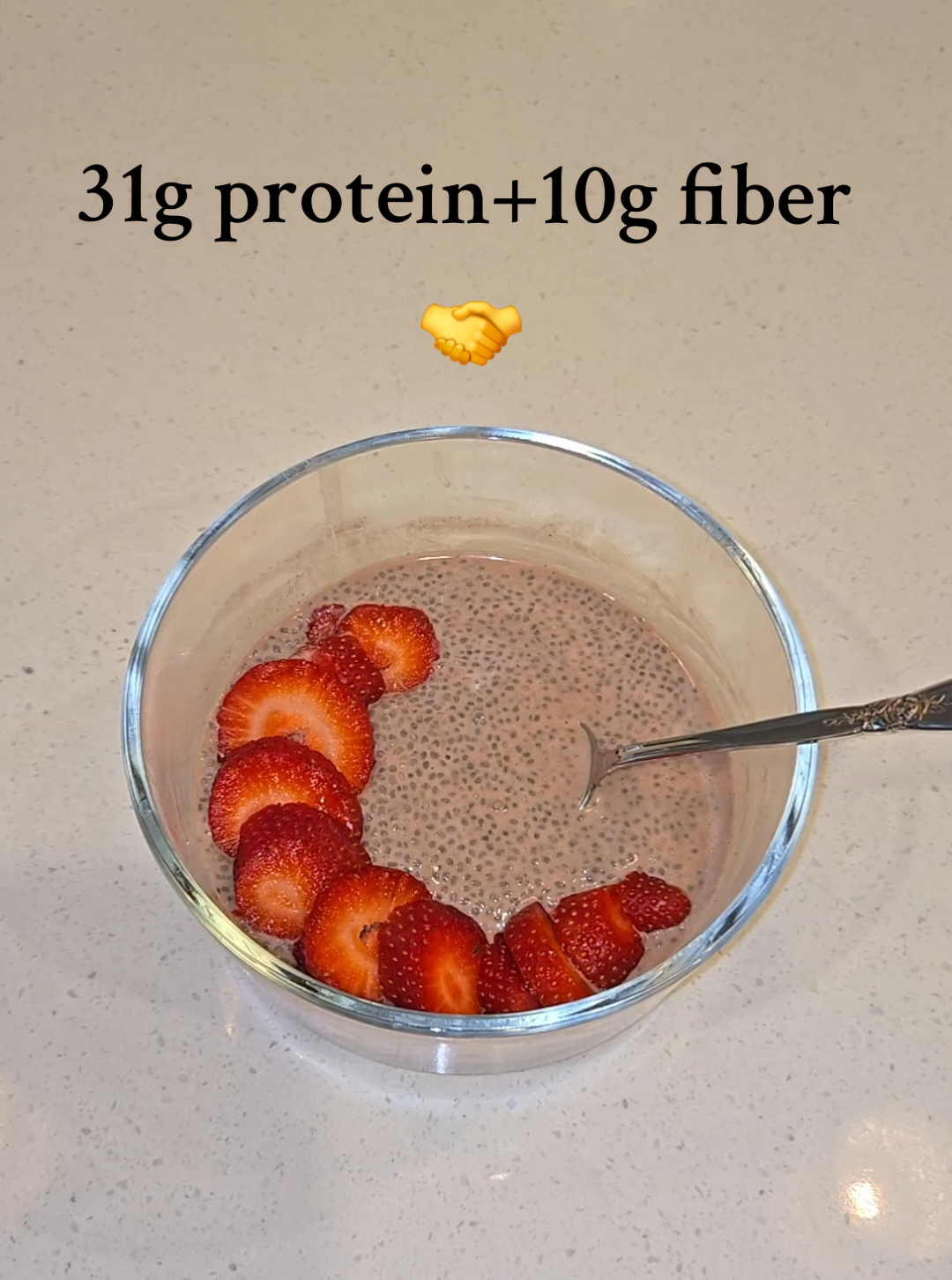 31g of protein and 10g of fiber (chocolate covered strawberries chia pudding 🍓🍫) so refreshing and sweet ✨ #fyp #healthyfood #protein #fiber #chiaseeds #chocolatecoveredstrawberries #yummy #viral #healthybowls #healthydessert #breakfast #pcos #highfiber 