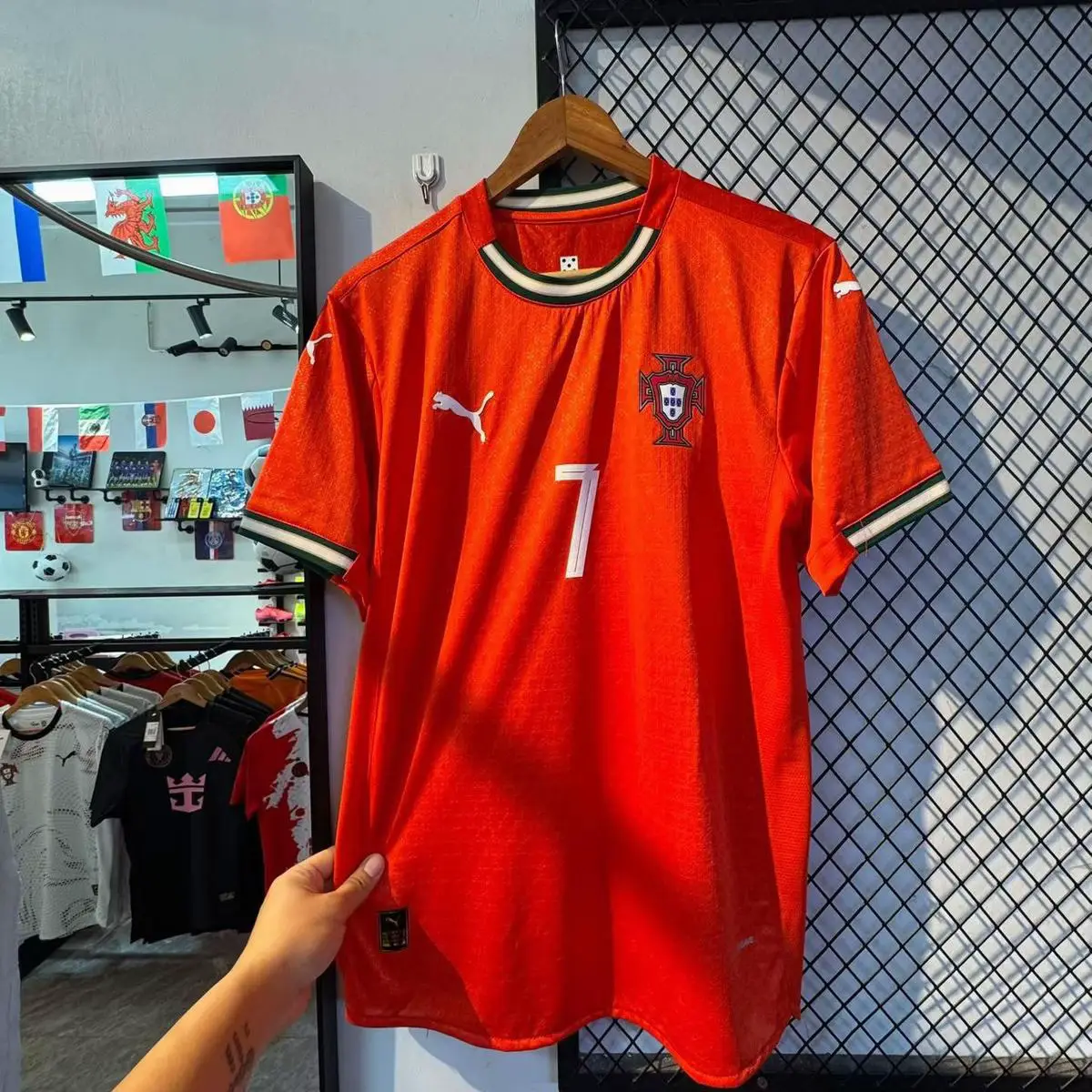 VERSION AUTHENTIQUE 🌟 TOUTES LES TAILLES  LIVRAISON POSSIBLE DANS TOUT BAMAKO  FLOCAGE POSSIBLE  📞 : 6796814 #portugal #portugal🇵🇹 #ronaldo #cristiano #cr7cristianoronaldo #puma #fyp #maillotfoot 