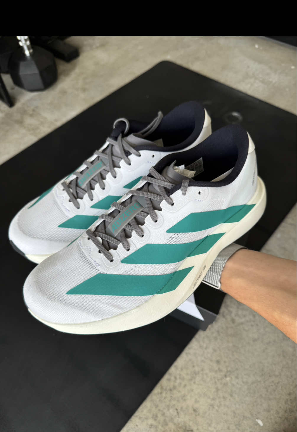Running shoes I didn’t need but bought anyway. Unboxing the adidas Adizero EVO SL in White/Teal—aka my latest form of running-fueled retail therapy. Let’s see if they’re as fast as they look. #adidasRunning #AdizeroEVOSL #RunningShoes #RunTok #MarathonGear adidas Adizero EVO SL unboxing, adidas running shoes men, fast running shoes 2025, white teal adidas sneakers, marathon training gear TikTok