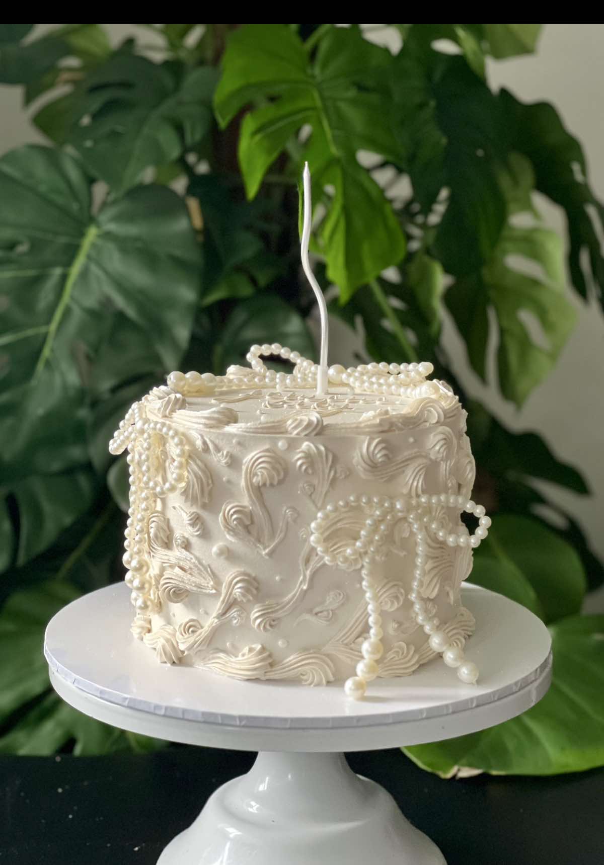 Finally another CAKE UNSEEN EPISODE!! Their reactions are my favourite part 🥹🤭 . . . #kutiwacakes #caketok #fyp #manchester #cakedecorating #cakevideo #caketiktok #manchestercakes #piping #pipingvideo #scrollpiping #scrollcake #pearls #whimsycake #gemini #geminibaby #birthdaycake #cakeinspo #cakeinspiration #pinterest 