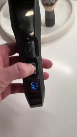 Jett Beard Trimmer-inn klikkar seint!  🔋 Rafhlöðuvísir sem segir hve mikið batterí er eftir  📏 Jett hjólið gerir þér kleift að stilla lengdina (0,5 - 10mm) ⏲️ 60 mínútna rafhlöðuending  Verð aðeins 9.990kr #chadgrooming #beardtrimmer #rakvél 