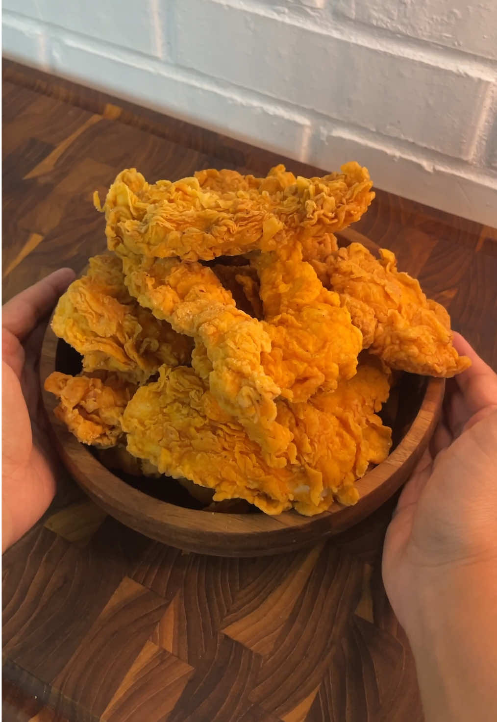 Frango frito tipo do KFC só que mais gostoso 🗿 kkk Usei 1kg de peito de frango em tiras e pedaços  Massa: 2 xícaras de farinha de trigo 2 ovos  2 colheres de páprica picante 1 colher rasa de curry 1 colher de sal 1 tampinha rasa de fermento químico  2 copos americanos de água  Misture bem para empanar: 2 xícaras de farinha de trigo 1 colher de páprica  1 colher rasa de sal Pimenta do reino a gosto Empanar e levar ao óleo bem quente até dourar (ir virando) Molho: Catchup  Mostarda Maionese Pimenta do reino #frangofrito #receita #fyp #foryoupage 