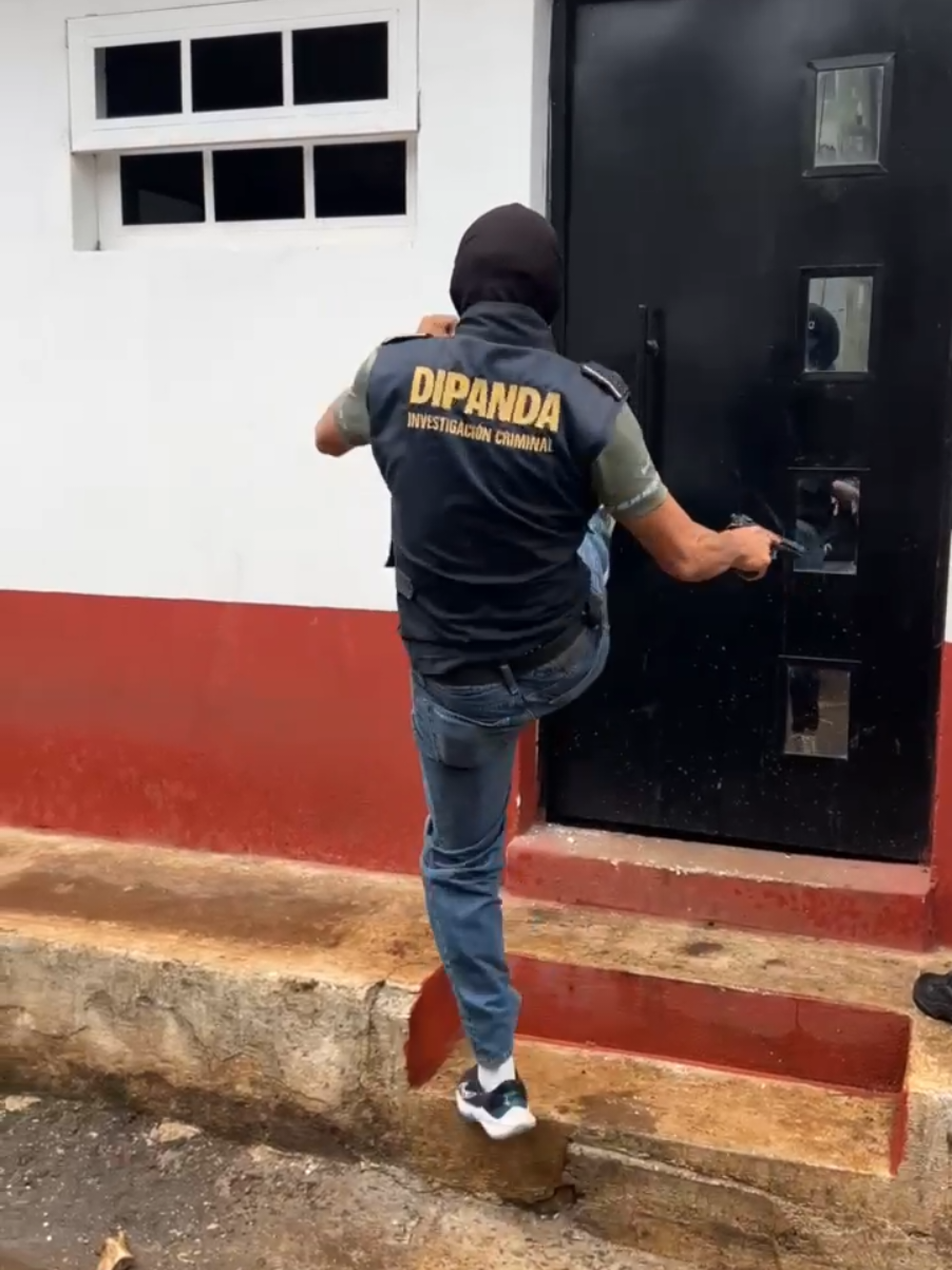 🚨 #urgente 🚨 Investigadores de la #DIPANDA en coordinación con fiscales realizan un allanamiento en la aldea El Porvenir, zona 3 de  Boca del Monte. Preliminarmente se reporta la  neutralización de tres mareros 18, entre ellos dos adolescentes.