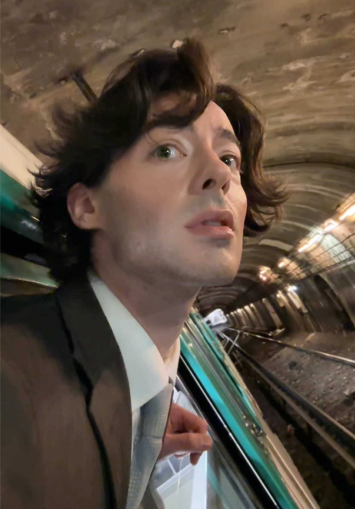 J’ai attendu qu’il y ai personne avant de spray mon parfum et me suis fait coincer dans le métro… allo?  Spraying my @maisonmargielafragrances Replica - fav scent is “By The Fireplace” !  #makeup #publicmakeup #metro #parismetro #makeupformen