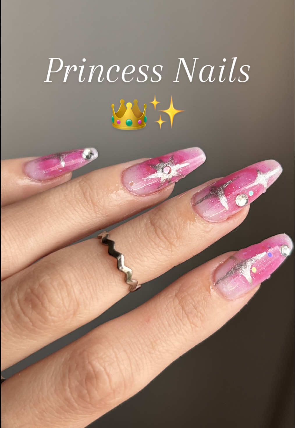 Ai eu descubro que “Princess nail” tá em trend e é essa palhaçada de unha nude 🤡 Deixa que a mamãe ensina o que é uma verdadeira princess nails ok 💋 #nailtok #unhasnaturais #unhas #nails #unhasdecoradas #fy #foryou  #domynailswithme #nailtrend 