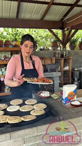 Chilaquiles rojos con huevo y unas gorditas de piloncillo!😋😋🔥🪵❤️#parati #fyp #cocinandoconraquel 