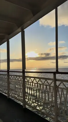 Sadəcə baxdın.. Yıldız Kenter - Üşüyorum Səs / Kərim Kərimov  Nə səni anlamağa yetdi zaman… Nə də məni anlamağına… Dərədən, təpədən danışdıq, Havadan, sudan, geyimdən, keçimdən, Ölümdən, həyatdan, Bir olmaqdan, ayrılıqdan, təklikdən, Filmlərdən, kitablardan, xoşbəxtlikdən, göz yaşından… Bir də dost-tanış söhbətləri… Öz dünyamızdan danışmadıq heç vaxt! Başımı alıb dağlara çıxacam Səsim çatdığı qədər çığıracam Dağlar, daşlar yuyulacaq göz yaşlarımda… Məni onlar anlayacaq deyəndə Əslində “sən anla” deyirdim… Sadəcə baxdın… Anlamadın… Təsəlli verəcək sözlər axtardın, Səsimi eşitmədin, Susduğum günlərdə ürəyimin niyə buz bağladığını düşünmədin heç! Gözlərimin içinə baxmağa zamanın yox idi, yoxsa ürəyinmi? Bilmirəm… Mən özümü anlatmağa yetmədim, onu bilirəm. Səni kifayət qədər anladımmı? İndi onu düşünürəm… Qucaqla məni… Üşüyürəm… #poeziya #şeir #sonradedimki  #kərimkərimov #sonsheir #şiir #yıldızkenter #edebiyat 