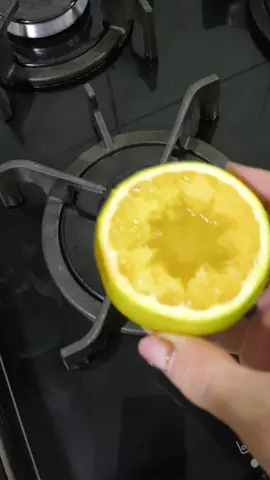 Hoje eu te ensino uma receita simples e eficaz, feita com ingredientes que você provavelmente tem em casa. laranja aquecida no fogão, cúrcuma, mel e uma pitada de sal  Essa Combinação: 🩷Acalma a tosse 🩷Alivia a irritação na garganta  🩷Hidrata e proteje as vias respiratórias 🩷Ajuda a reduzir a inflamação local#saudenatural#chas #cuidandodasaude