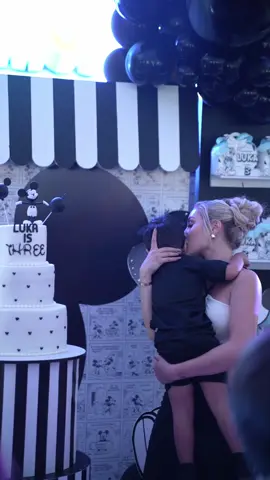 Tu felicidad es mi felicidad🖤 no importa lo que el mundo externo diga, solo tú y yo sabemos lo que es real, TE AMO POR SIEMPRE HIJO, gracias a todxs por sus mensajes y comentarios tan hermosos, que todo lo que nos deseen se les regrese al triple mi gente, mil bendiciones😍🙏🏻 Gracias a tu papi por tu regalo y porque partiste pastel en tu cumpleaños junto con él y conmigo 🤍 🎂 y eso vale más que toda la gente que opina sin saber Y GRACIAS @Payasitas Guadalajara y más POR EL SHOW MÁS BELLO 😍