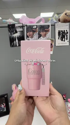 El termo perfecto para las girlies ✨🧸🎀 Literal… hasta combina con mi chafufu 🩷 Estético, funcional y listo para la ofi #Germ #germperú #CocaCola #Termo #aesthetic #Oficinagirl #coquette #pink #girlies
