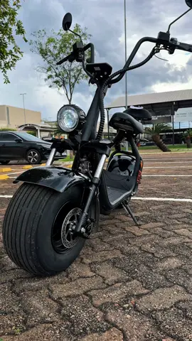 Estilo de sobra, consumo quase zero. Essa é a Scooter Elétrica W1 da Watts! ⠀ 💡 Luzes em LED 🛞 Rodas largas e seguras 🔋 Recarga baratinha ⠀ Se você curte conforto e modernidade, vem dar uma volta em uma moto elétrica da Watts! 📍 Watts Porto Velho – onde a experiência começa com um test ride 🛵