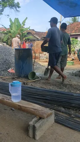 Ni hari ke 3 pasang pondasi ya gaes ..dan dibantu sama kawan kawan,,  #bangunrumah #gaspol #minimalis #arsitek #tukang #kuli 