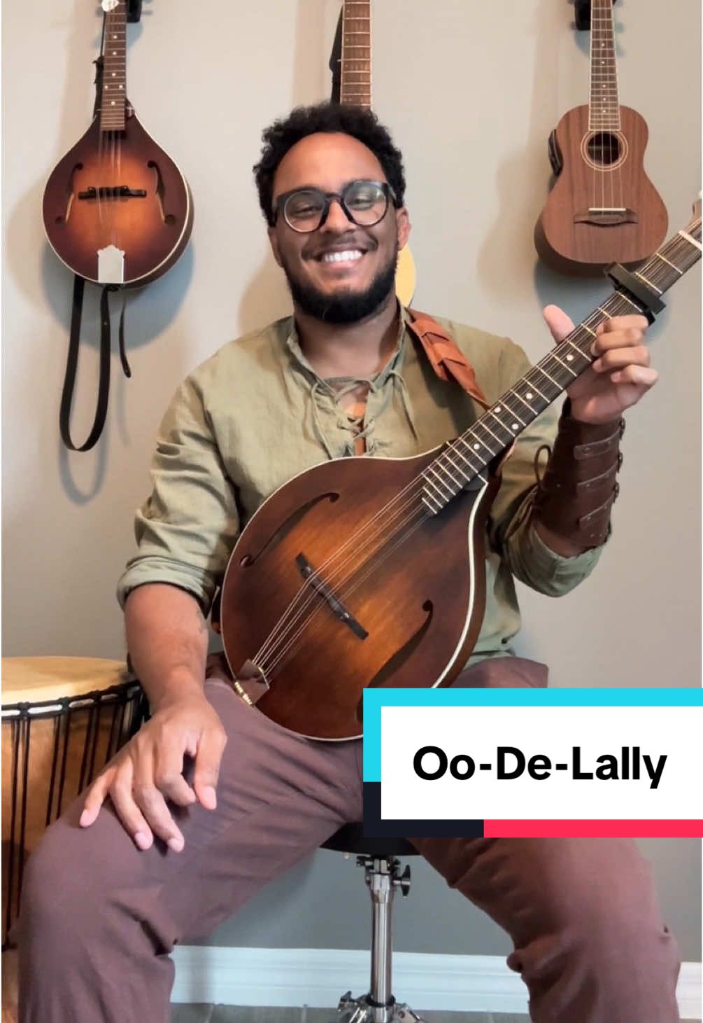The blacksmith wanders into the tavern, weary, with poor spirits. The bard plays a song to remind him of simpler times; full of adventure, laughter, and old friends. Song: Oo-De-Lilly by Roger miller on Octave Mandolin #bard #music #mandolin #musician #disney #disneymusic #robinhood 
