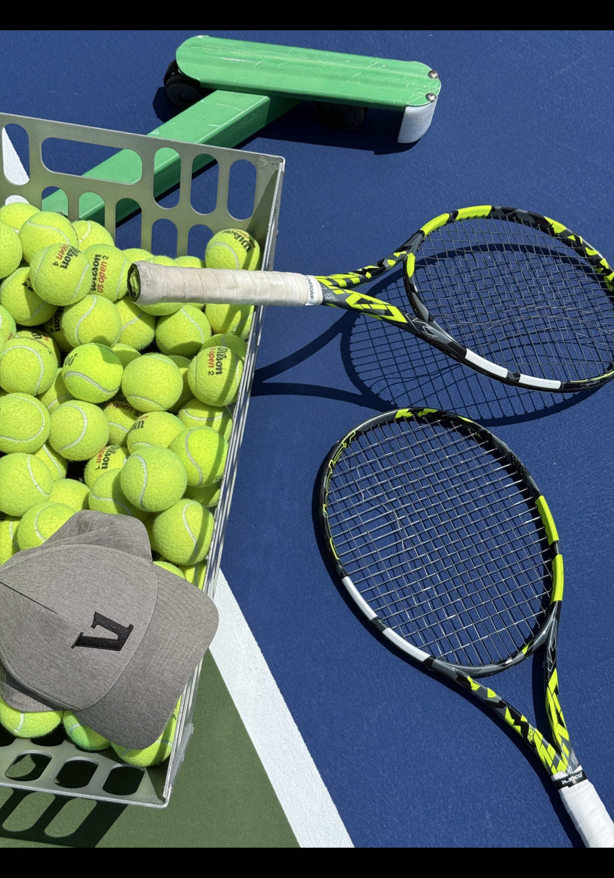 Inspired by Carlitos Alcaraz 🇪🇸 🐂 #tennisplayer #forehands #carlosalcaraz #alcaraz #rolandgarros #tennisdrills #tennistiktok #ballmachine #basketfeeding #tennisforehand #therisetheshine #vuoriclothing #fyp 