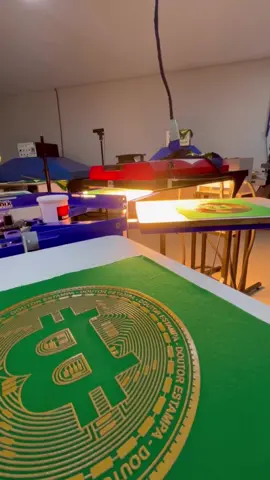 Eu sei, parece loucura... Mas essa estampa com relevo e foil metálico — sim, a do Bitcoin — é uma das MAIS FÁCEIS de aplicar. E o melhor? Ela entrega um visual tão forte que o cliente sente o valor antes mesmo de tocar a peça. Foil bem aplicado + arte inteligente = produto premium. É o tipo de estampa que vende no primeiro olhar. 👕 Quer aprender a aplicar foil com perfeição? 💬 Comenta aqui: “Quero aprender foil” . . . #clothingreel #printondemand #clothingbrand #clothingmanufacturer #trending #explorepage ++ #streetwear #viral #dropshipping #embriodery #screenprint #smallbusinessowner #smallbusinessowner #manufacturers 