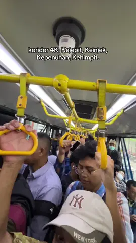 cosplay jadi isi kebab #transjakarta #kerja #commute #work #genz 