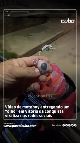 Um vídeo curioso e inusitado compartilhado por um motoboy de Vitória da Conquista está chamando atenção nas redes sociais. Na gravação, ele mostra parte de sua rotina de entregas e surpreende ao exibir o conteúdo de uma das encomendas: um olho, aparentemente de boi ou de outro animal de grande porte, embalado dentro de uma sacola plástica. O registro rapidamente se espalhou nas plataformas digitais, despertando a curiosidade dos internautas sobre o que seria aquele “olho” e qual sua utilidade. Apesar do susto inicial de muitos, trata-se de um item comum em algumas cozinhas, especialmente na culinária popular e regional. Segundo especialistas, olhos de boi, de peixe ou de outros animais são usados em diversas preparações. Em algumas culturas, são considerados iguarias. No Brasil, há quem utilize olhos bovinos, por exemplo, em caldos, sopas e até mesmo em receitas afro-brasileiras com valor simbólico e religioso. Além disso, o ingrediente é conhecido por ser rico em colágeno e outros nutrientes. O motoboy levou o episódio com bom humor. 👉 Leia completo no portalcubo.com! 📲Siga nossas redes sociais: @portalcubo