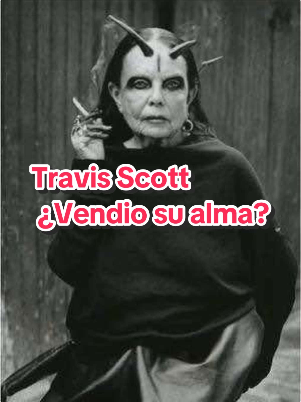 Travis Scott aparece tirado en el suelo con la mirada vacía, mientras Michèle Lamy —conocida como la suma sacerdotisa de Hollywood— lo observa con gesto ceremonial. Las fotos virales están desatando teorías en redes: ¿estamos frente a un ritual real? ¿Es Michèle Lamy una bruja de alto rango en la élite? ¿Qué significan las partículas de luz que flotan en las imágenes? Algunos hablan de entes, otros de una estrategia de branding oscura. Aquí te contamos todos los detalles, los símbolos ocultos y lo que no quieren que sepas… #vasgo  #T#TravisScottA#AstroworldR#RitualOcultoM#MicheleLamyConspiración