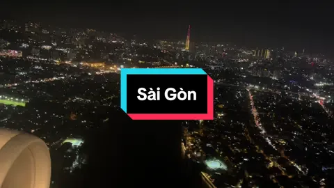 🌃 Sài Gòn về đêm – hạ cánh trong những ánh đèn lấp lánh Chuyến bay nhẹ nhàng như tâm trạng… Tạm biệt những xa cách, thành phố không bao giờ ngủ, Và cũng chẳng bao giờ ngừng chờ đợi người trở về. ❤️‍🔥 Sài Gòn ơi, mình lại gặp nhau rồi! #T#TanSonNhatS#SaiGonByNightT#TroVeSaiGonC#ChuyenBayDemS#SaiGonLungLinhV#VeBenEmH#HoChiMinhCityFlightLanding