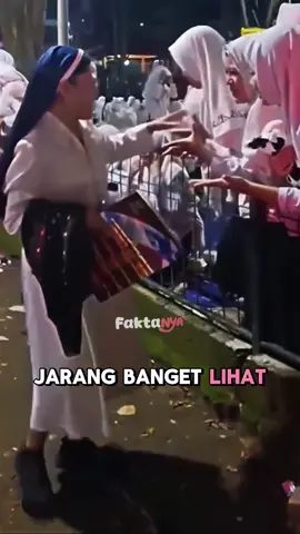 Momen santriwati salami suster Katolik, bukti toleransi itu nyata #Reels #Viral #FaktaNya #faktaunik #info #faktadunia #toleransi #indonesia 