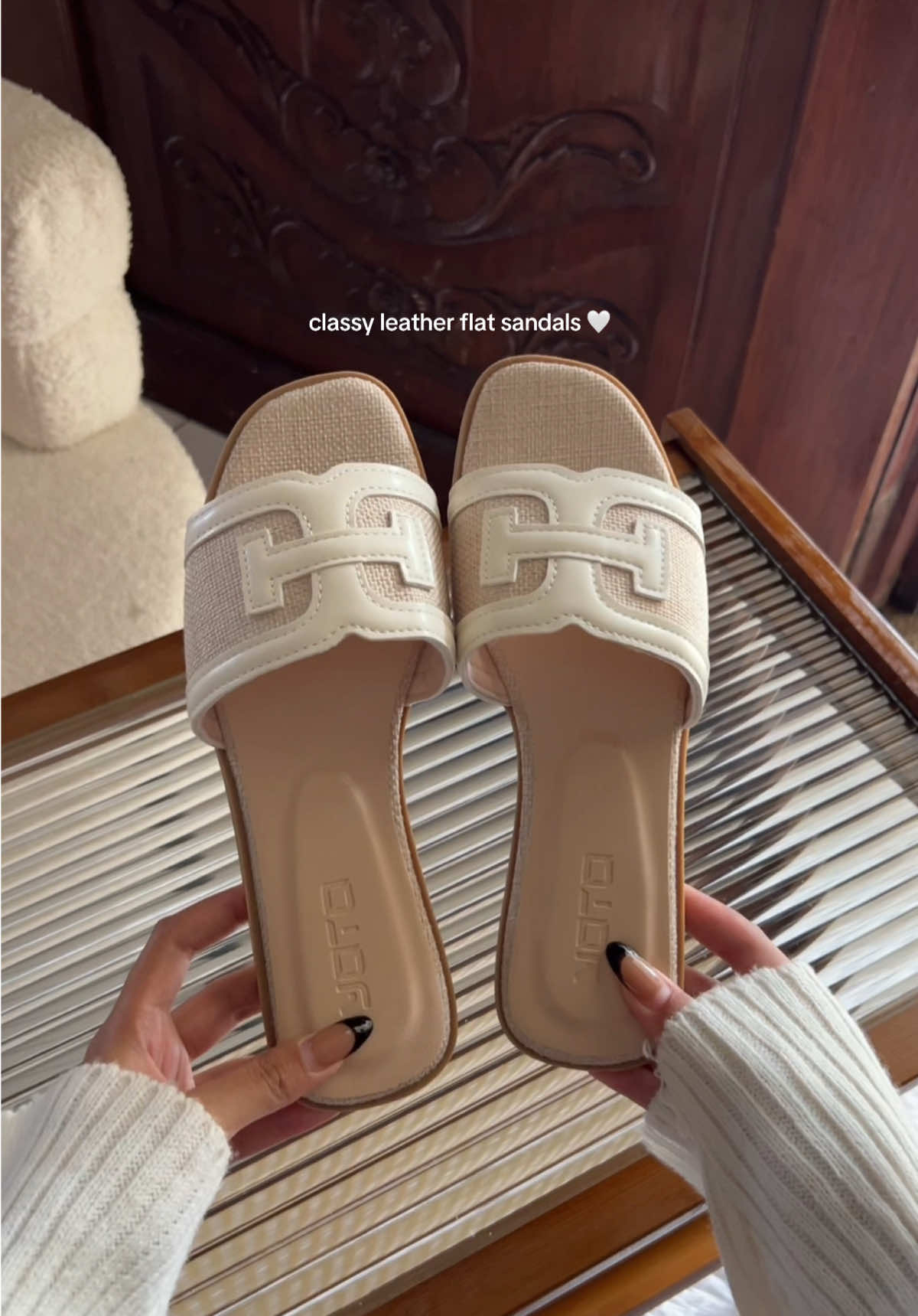 love how it looks so simple yet classy. definitely a must-have! 🤍💫 #yoto #flats #flatshoes #sandals #flatsforwomen #affordable 