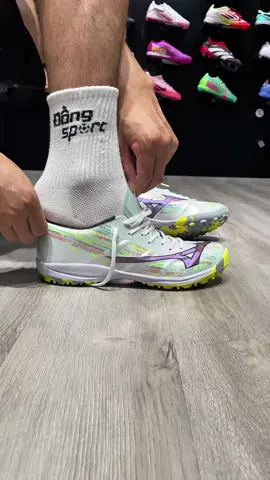 Lên chân Mizuno Alpha 2 Elite #xuhuong #dongsportgiaybongda #dongsport #dongsportkhaude 