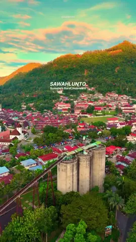 JANGAN MATI DULU SEBELUM DATANG KE SINI! 🥹 Di balik bukit hijau nan damai, tersimpan kisah kejayaan tambang batubara yang mengubah sejarah. Sawahlunto bukan sekadar kota kecil — ini adalah saksi hidup peradaban, kota warisan dunia UNESCO, dan permata tersembunyi Indonesia. 🚂 Lorong tambang tua, gedung kolonial, Museum Goedang Ransoem, sampai kereta wisata legendaris Mak Itam — semua masih terjaga dengan autentik. Ini bukan hanya wisata, ini perjalanan menembus waktu. ✨ Ayo, rasakan magisnya atmosfer Kota Sawahlunto — tempat di mana sejarah, budaya, dan keindahan alam berpadu jadi satu. 📌 Sudah siap menjelajah Kota Tambang Dunia? 📲 Simpan postingan ini & share ke temanmu yang wajib liburan ke sini! Source Video @nabillnntn  🔖 #Sawahlunto #KotaWarisanDunia #UNESCOWorldHeritage #ExploreIndonesia #WonderfulIndonesia #VisitSawahlunto #HistoricalTravel #CulturalJourney #TambangBatubaraSawahlunto #SouthEastAsiaHiddenGems #VisitIndonesia2025 #WorldHeritageCity #TravelToSumatra #HeritageTourism #HiddenParadiseIndonesia #IndonesianHistory #SawahluntoUNESCO #KotaTambangDunia #AsiaTravelGoals #sawahluntotourism 