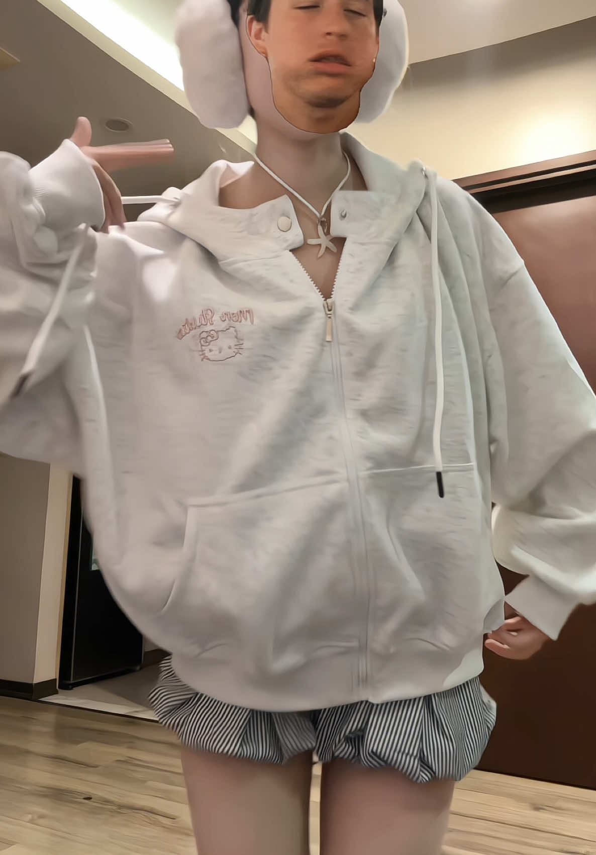 Đu trend Hello Kitty sang tận nhà Mon Studio rùiii #fyp #outfit #xh #vayralvideo #quanao #thoitrangnu #tiktok #thoitrangnu #women 
