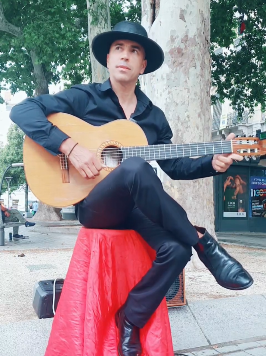 #tiktoklive #elamordemama #compositor ##livehighlights #live #chitarra #busking #buskers #instrumentalmusic #guitar #playerguitar #guitarist #gitarr #soliste #solo #solista #street #performance #livemusic #liveguitar 