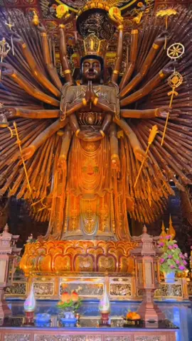 Chùa Wat Metta Dharma Phothinyan (còn được gọi là Đền Metta Phothinyan) là một ngôi chùa có kiến trúc Trung Hoa nổi bật nằm ở quận Mueang, tỉnh Kanchanaburi, Thái Lan. Đây là một điểm đến nổi tiếng được biết đến với sự tôn kính Phật Bà Quan Âm Thiên Thủ Thiên Nhãn và nhiều điều thiêng liêng khác. A DI ĐÀ PHẬT #phatphapkydieu 