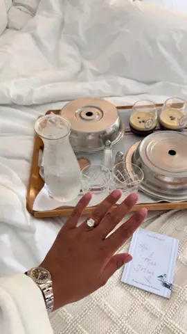 and suddenly I’m strictly ✨left handed✨ #engaged #latino 