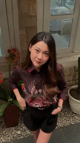 Modern look with a cultural twist with My Aksa Batik ✨ Pakai batik bukan soal old school, tapi soal how you style it! Siap tampil percaya diri dengan OOTD yang beda dari yang lain? 💃✨ #MyAksa #BatikSlimFit #BatikInEveryMove #Guncang66 #Guncang66SpecialGajian 