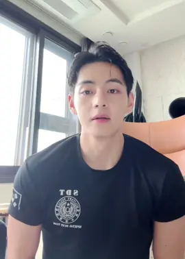 Taehyung está en Live #taehyung #bts_official_bighit #ponmeenparati 