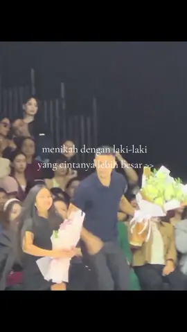 a man. #family #familyman #romantis #flowers #sweet #couple #foryoupage #foryou #fyp #xyzabc 