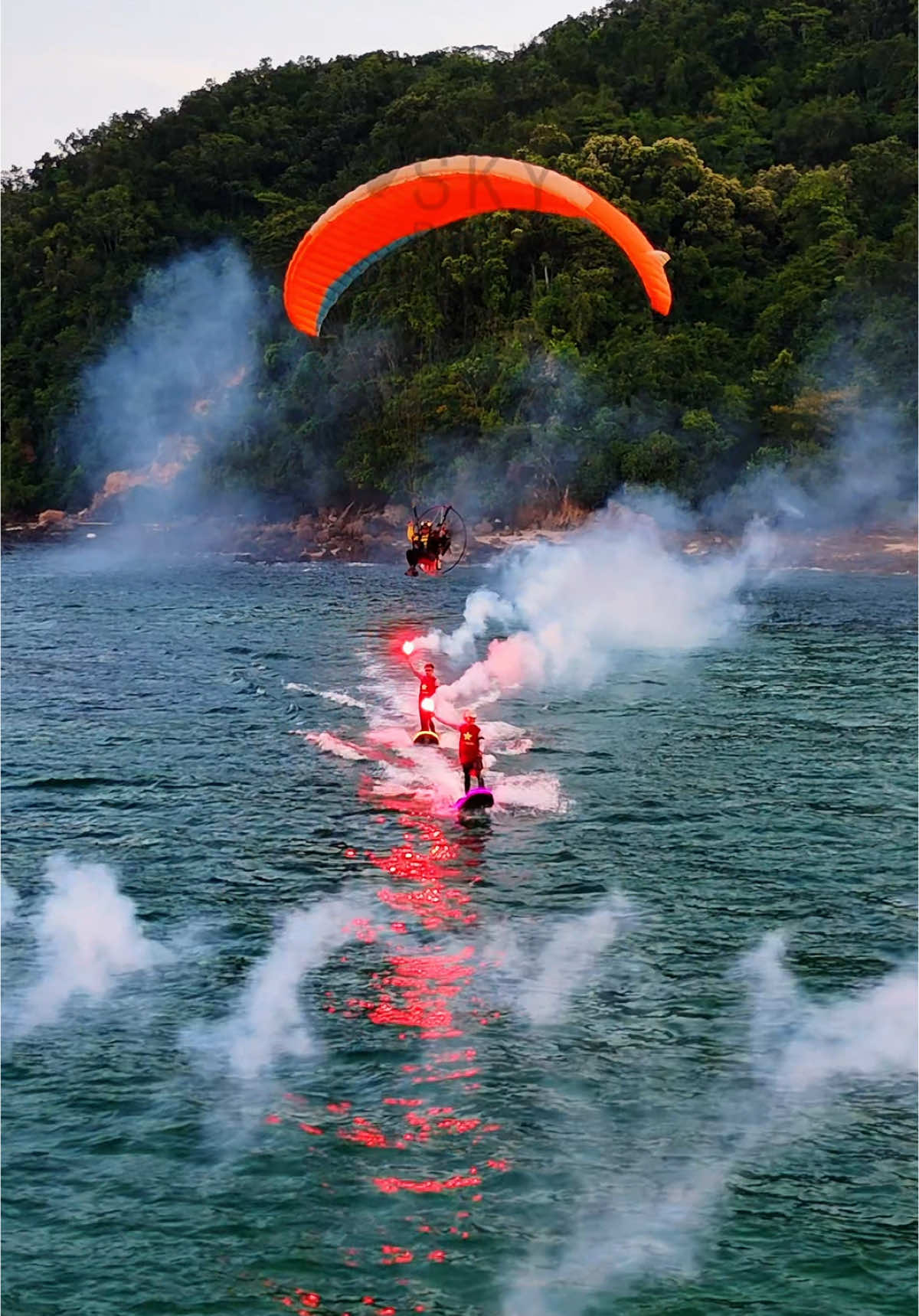 Màn trình diễn dù lượn SKYRIDER và SILVER SURF tại đảo ĐÁ DỰNG ĐẦM HÀ QUẢNG NINH #fpvqn #surf #skyrider 