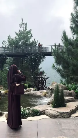 Lebih suka travelling alam atau ngafe ?  Kalau aku dua duanya deh 😋  Tetep ya istiqamah pakai gamis kemanapun. 🫶🏻  #fyp #gamiscantik #abayastyle #outfitideas #gamis 