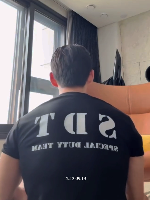 punggungnya 😭 #taehyung #btsisback #military #fyp 