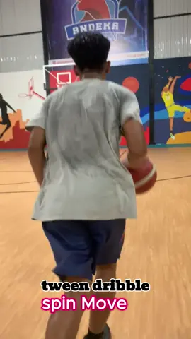 “Dua gerakan, satu flow: antara‑the‑legs + spin move = pure magic💫 – two moves, one flow! 🔥🏀🌀🔥⚡ #SpinAndWin #TwoMovesOneFlow #BetweenTheLegs #SpinMove #DribbleArt #basketindonesia