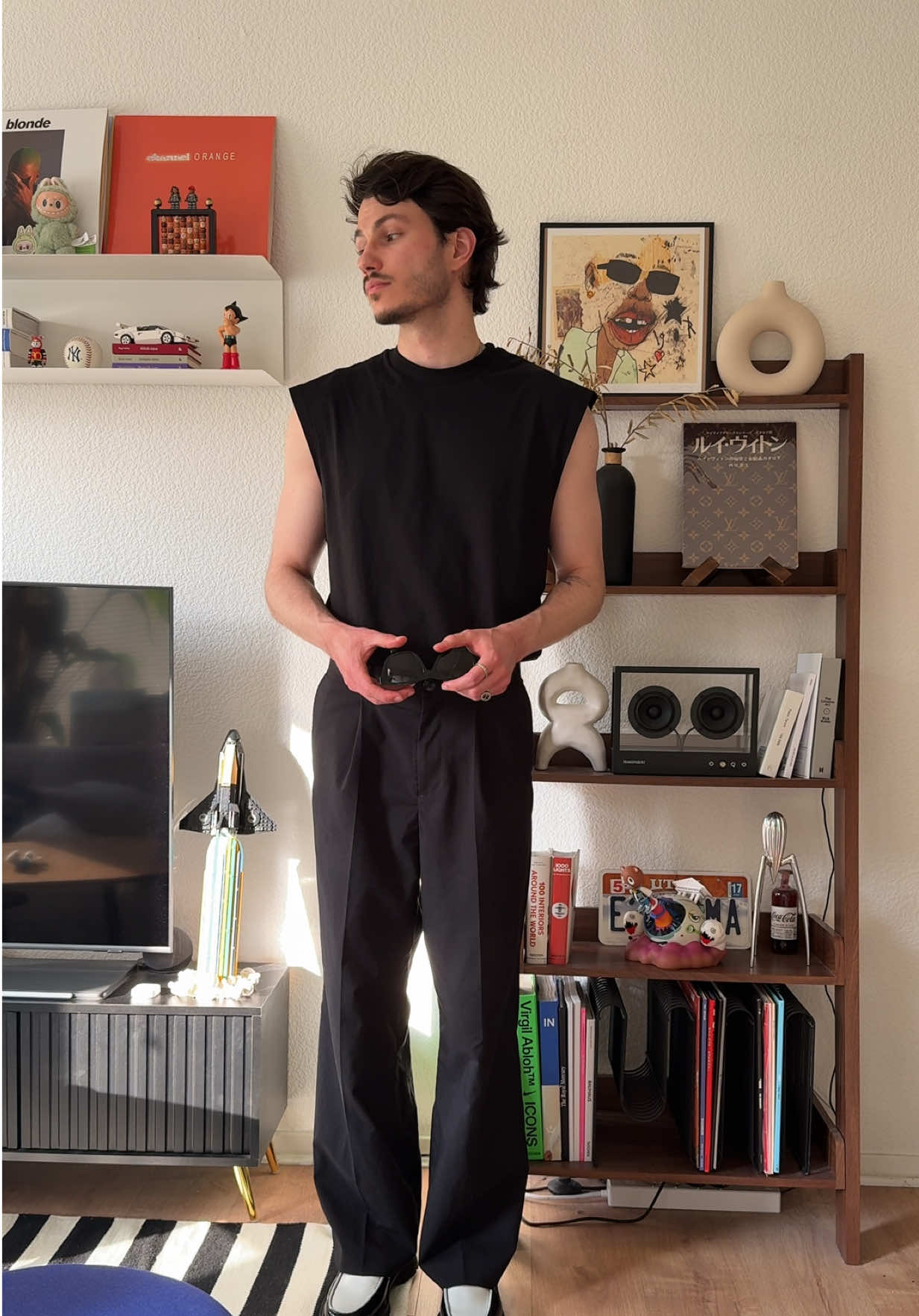 En plus d’être un bon acteur et une bonne personne, Pedro Pascal est très stylé. J’ai adoré sa tenue au Festival de Cannes et j’avais quelques vêtements qui y ressemblaient pas mal dans mon ma garde-robe. Il me manque juste les bras qui vont avec mais j’y travaille ☝🏼 @Weekday #pedropascal #OOTD #outfitinspo #outfitinspiration #styleinspo #fashion #fashioninspiration #classystyle #mensstyle #menfashion #summeroutfit #basicoutfit #basicoutfitideas