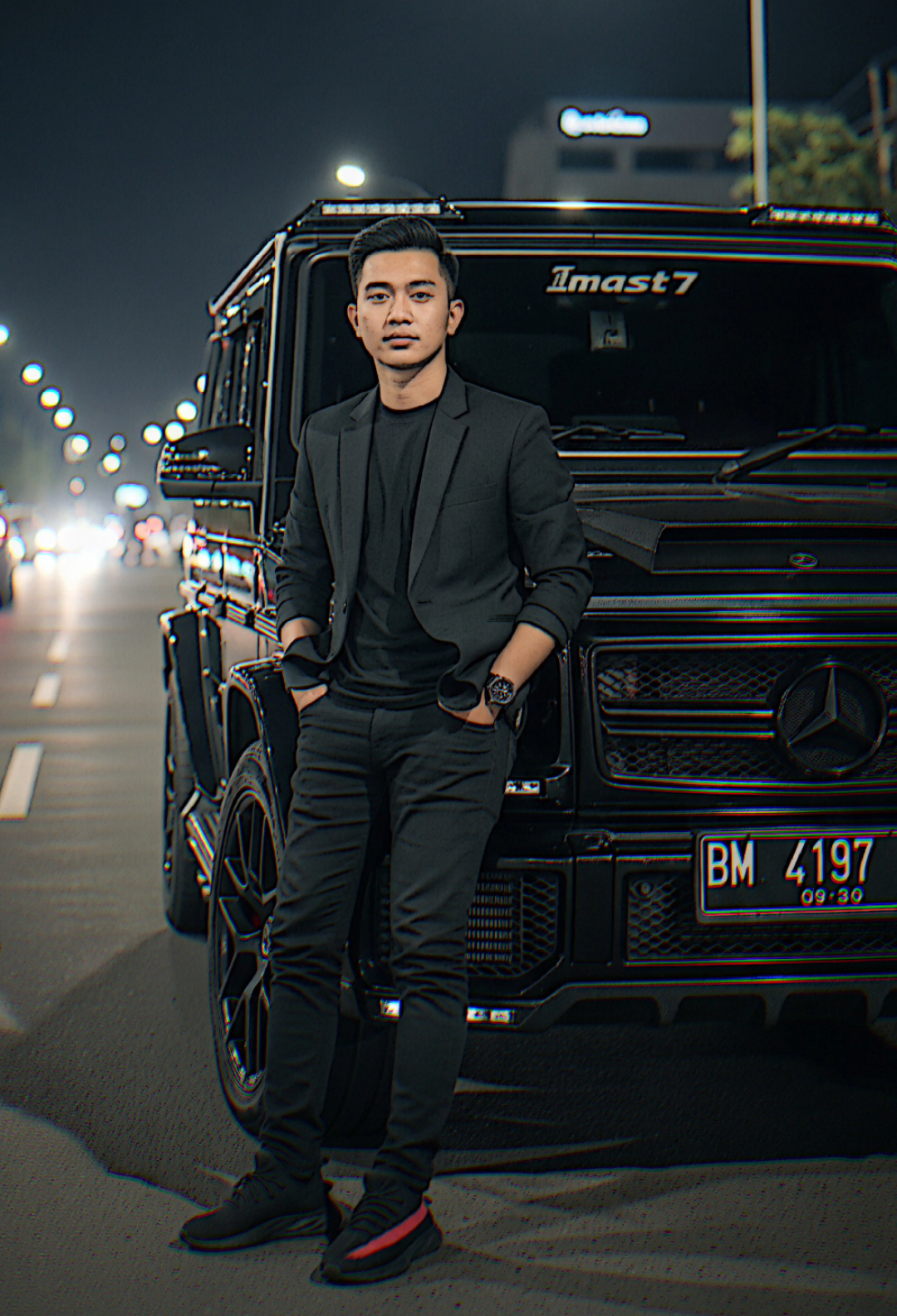 yuk ikut trens prompt gpt nya breee cara membuat: 1. buka google klik pencarian gemini ai 2. masukan promptnya, contoh : Seorang pria berusia sekitar 25 tahun berwajah Indonesia, mengenakan celana jeans hitam. pas ramping Jas hitam, jam tangan hitam, dan sepatu Nike yeezi hitam penuh, bersandar di bemper samping mobil, dimodifikasi Mercedes-AMG G 63 dengan pelek balap hitam, 16 ring, full body kit, kanan setir, tulisan di kaca depan atas 