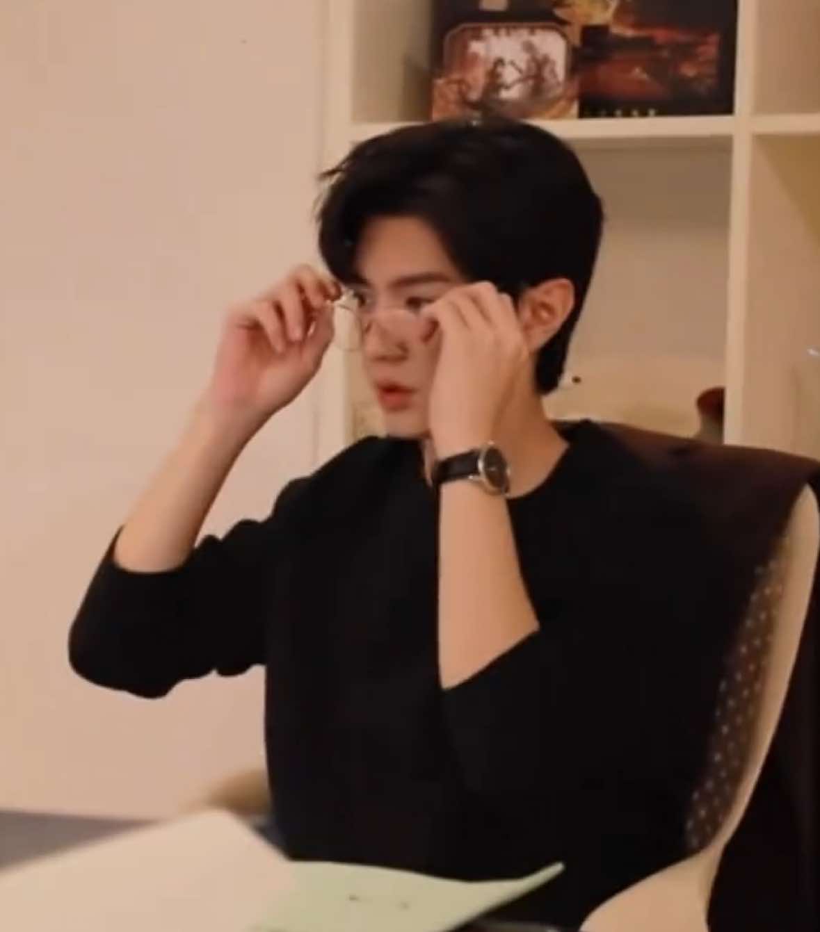 He looks cool and stimulating with glasses ❤️ #陈哲远 #chenzheyuan #เฉินเจ๋อหย่วน #진철원 #hiddenlove #cdrama #偷偷藏不住 #fyp #ひそかな恋模様は曇りのち晴れ #中国ドラマ