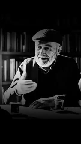 Hayat bir oyun, sahneleri değişir,   Menfaatçiler kaybeder, gerçek dostlar sevinir.   Dostluk, bir hazinedir, çıkar değil,   Gerçek karakter, kalpteki sevgiyle belirir