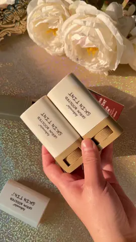 A 3-in-1 stick combining foundation, beauty balm, and skincare serum! Infused with hydrating serum, it evens skin tone, blurs imperfections, and delivers a radiant 