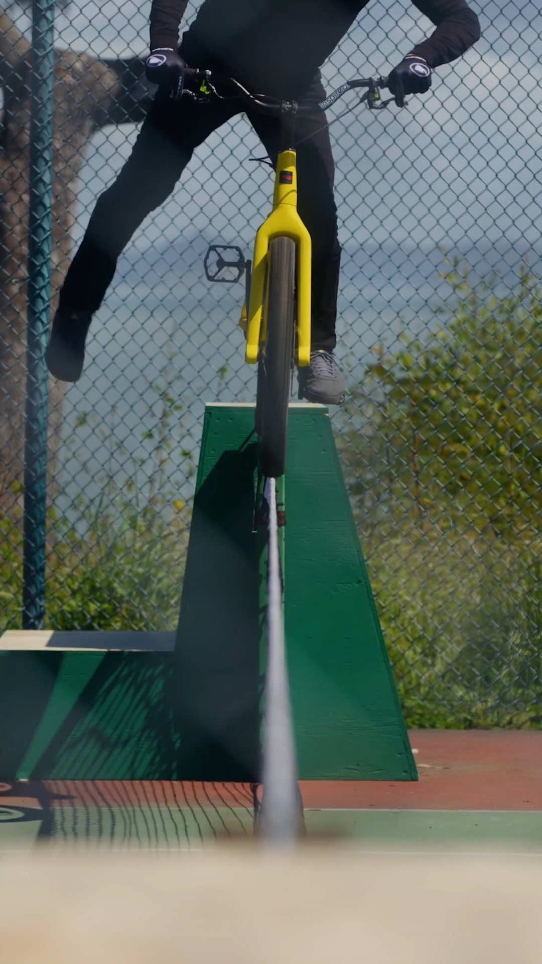 어디까지 얇아지는 거예요?🧐 #레드불 #날개를펼쳐줘요 #에너지드링크 #자전거 #MTB #BMX #bike 