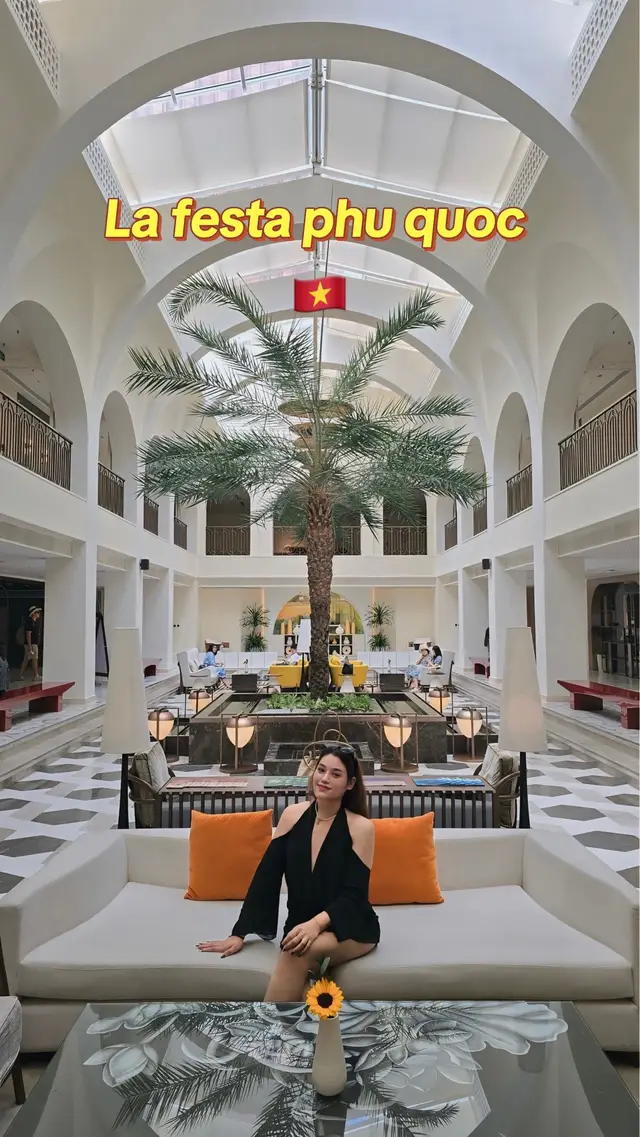โรงแรมห้าดาวที่ตั้งอยู่ใน sunset town  interior design สวยมาก แค่อยู่ในโรงแรมไม่ต้องออกไปไหนก็ถ่ายรูปได้ทุกมุม facility ครบครัน มีร้านอาหารและบาร์ครบจบในโรงแรมโรงแรมมีห้องหลายไทป์ ให้เลือก แต่รอบนี้ห้องที่เราเลือกพัก  king Amalfi Duplex ocean view เป็นห้องสองชั้นมีระเบียงดูวิวและพลุได้จากหน้าห้อง 🌼⛅️🍃 #laf#lafestaphuquocี#เวียดนามa#thailande#vietnama#traveltiktokt#OOTDp#fypc#recap