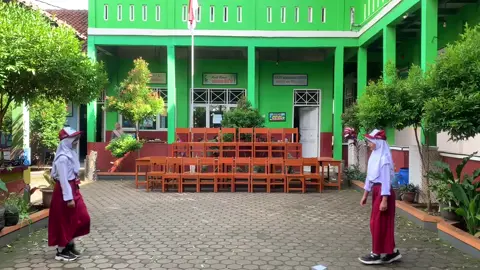 ga kerasa ya bentar lagi bakal pisah sama kalian....  jangan lupain kenangan kita selama disekolah ini ya.... tinggal hitungan hari kita disebut sebagai alummni... byee semuaa jangann saling melupakan ya☹️☹️🤍#angkatan2025 #lulussekolah 