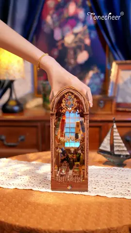 The exterior of the castle building⛪️and the interior of the college auditorium reproduce classic scenes.📽#tonecheer #booknook #DIYMiniature #woodenpuzzle #booknookshelfinsert #magic #magicacademy 