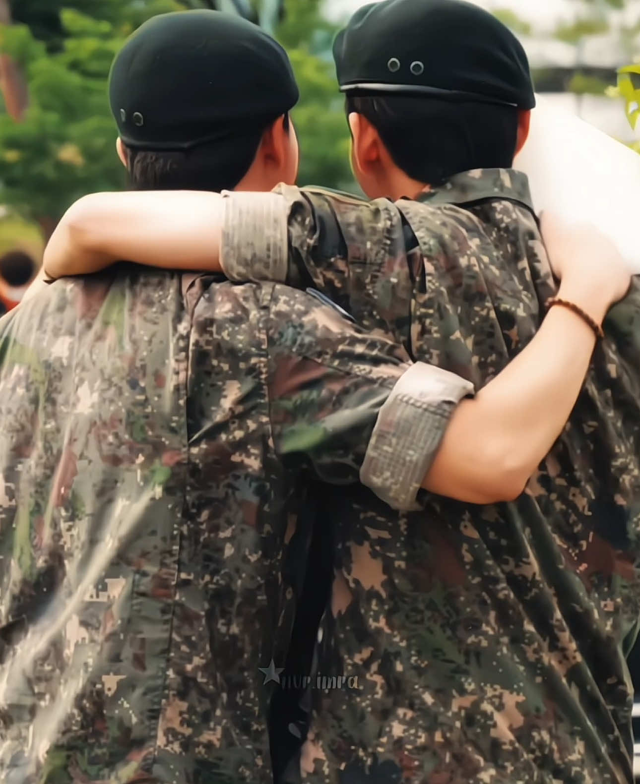 Намджун и Тэхён официально вернулись с военной службы! 😎 Спасибо за службу, ребята. ARMY так скучали! 🥰💜 #kpop #bts #army #rm #v #welcomebackrm #welcomebackv #welcomehome #fyp #fyr #on #врекомендации #тттольконесъешькачество #nurimra #armynur #💜 